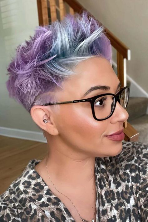 Pixie Haircuts For Women Over 50 That Flatter Women Of Any Age ★ Pastel Pixie Hair, Drawing Curly Hair, Colorful Hair Clips, Pixie Hair Color, Short Blonde Pixie, Pixie Haircuts For Women, Short Hair Back, Short White Hair, Pencil Techniques