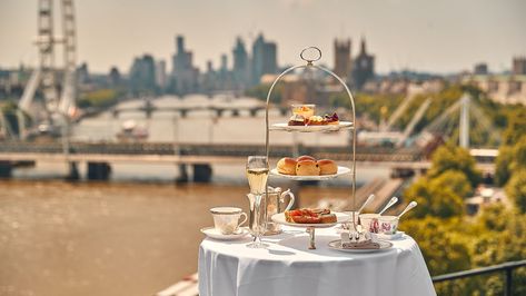 Discover London's most famous afternoon tea, The Savoy's traditional afternoon tea; a British custom that has been part of The Savoy since 1889. Champagne Afternoon Tea, Vegan Afternoon Tea, Top Restaurants In London, London Weekend, Afternoon Tea In London, Tea In London, Afternoon Tea London, Tiered Cake Stands, Best Afternoon Tea