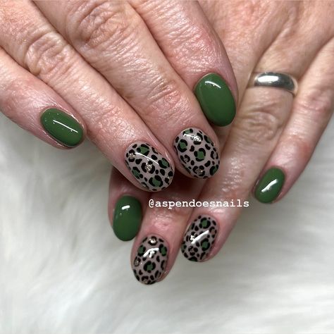 Fall leopard nails for Jess! @outlaw._.barber Obsessed with these! 🐆✨ ————————————————————— #gelnails #gardinermaine #gardinerme #gardinermenails #thehairlabmaine #hallowellnails #hallowellmaine #hallowellme #augustanails #augustamaine #augustamainenailsalon #augustamainenailtech #gardinermenailtech #vacationnails #desertnails #randolphmaine #dresdenmaine #dresdenmenails #thanksgivingnails #simplenails #plainfallnails #fallnails #fallnailart #autumnnails #autumnnailart #leopardnails #leopard... Green And Cheetah Nails, Fall Leopard Nails, Hallowell Maine, Olive Green Nails, Augusta Maine, Cheetah Nails, Leopard Nails, Vacation Nails, Thanksgiving Nails