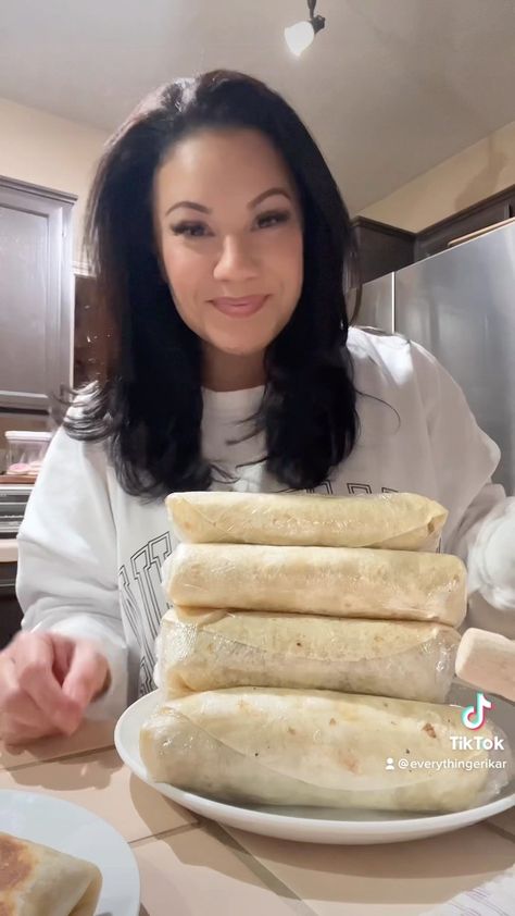 Easy peasy breakfast burritos! Perfect help for this busy mornings and a great meal prep 🥰 #everythingerika #easyrecipe #easyrecipes… | Instagram Breakfast Burrito Ideas, Breakfast Burrito Meal Prep, Mexican Breakfast Burritos, Breakfast Sandwich Meal Prep, Prep Breakfast Burritos, Meal Prep Breakfast Burritos, Premade Breakfast, Make Ahead Breakfast Sandwiches, Homemade Breakfast Burritos