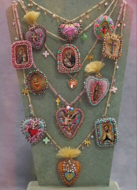 https://instagram.com/avmariacreations?igshid=MzRlODBiNWFlZA== Religious Embroidery, Embroidery Necklace, Catholic Crafts, Art Perle, Hand Beaded Embroidery, Mexican Crafts, Fabric Bracelets, Diy Jewelry Inspiration, Fiber Jewelry