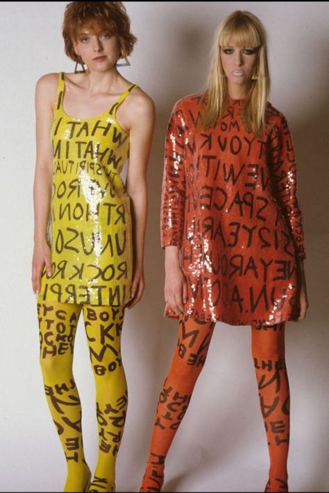 Graffiti In Fashion, Graffiti Fashion Design, Graffiti Textiles, Graffiti Clothes, Graffiti Dress, 90s Fashion For Women, Graffiti Fashion, Stephen Sprouse, Fashion Decades