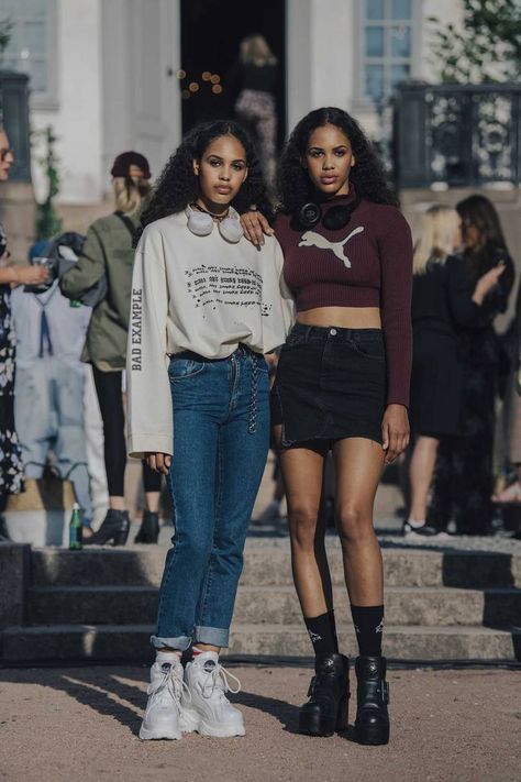 Oslo Fashion Week Street Style | British Vogue Oslo Fashion, Minimalist Street Style, Top Street Style, Streetwear Mode, 90's Fashion, Straight Cut Jeans, Street Style Trends, Urban Street Style, Street Fashion Photography