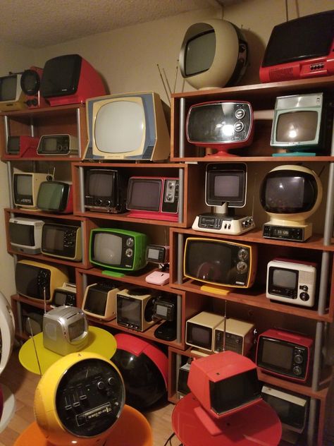 Ruang Tv, Crt Tv, Retro Interior Design, Radio Vintage, Old Technology, Vintage Television, Retro Gadgets, Room Deco, Retro Interior