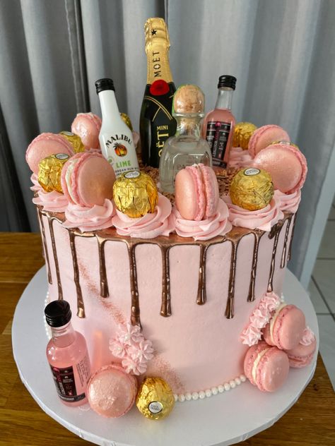 Moet, patron, tequila , dripping Shot Cake Ideas, 21st Birthday Cake Square, 19 Birthday Cakes, 21st Birthday Cake Tequila, Pink Alcohol Cake, Tequila Cake Design, 18th Bday Cake Ideas, 21st Birthday Cake With Strawberries, 18th Birthday Cake With Alcohol Bottles