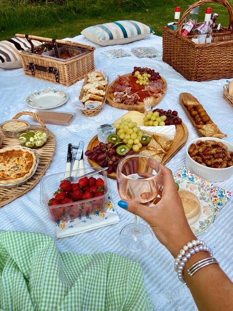 Bridal Picnic, Charcuterie Picnic, Yellow Picnic, Picnic Date Food, Picnic Potluck, Picnic Planning, Night Picnic, Picnic Birthday Party, Picnic Theme