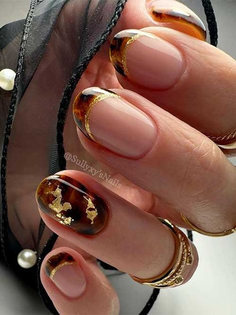 Almond-shaped tortoise shell nails embellished with gold glitter, including an accent nail decorated with gold foil. Tortoise Shell Nails With Gold Foil, Tortoise Shell Accent Nail, Short Square Tortoise Nails, Short Almond Nails Tortoise, Fall Nails With Gold Accent, Short Tortoise Nails, Tortoise Nails Design, Africa Nails, French Fall Nails