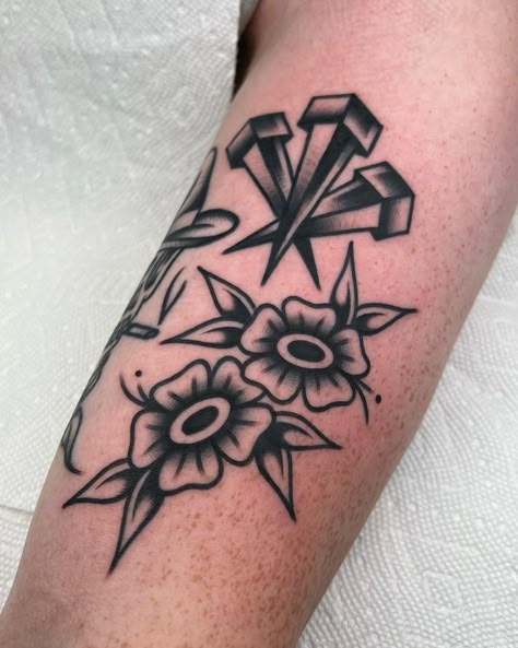 Traditional Tattoo Elbow, Trad Flower, Shading Tattoos, Easy Shading, Traditional Tattoo Filler, Coverup Ideas, Traditional Hand Tattoo, Wrist Band Tattoo, Tattoo Filler