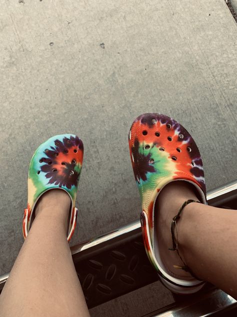 Tie dye biss tie dye 😂😂💗 Tie Dye Crocs Outfit, Tie Dye Crocs, Crocs Aesthetic, Crocs Outfit, Cute Shoes, Stylish Outfits, Clogs, Fashion Shoes, Tie Dye