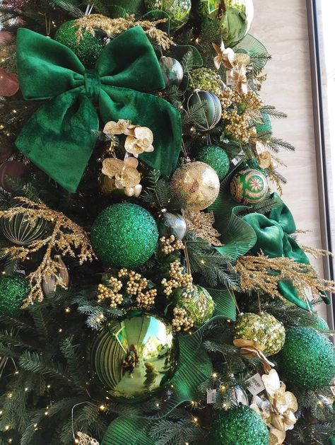 Green Bow Christmas Tree, Green And Gold Theme Christmas Tree, Dark Green Velvet Christmas Tree, Christmas Tree Green Theme, Green And Beige Christmas Tree, Green And Ivory Christmas Tree, Green And Gold Xmas Tree, Green Tree Christmas Decor, Emerald Green Christmas Decor Ideas