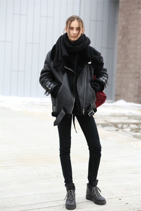 NYFW Street style is favoring motocross cool with an oversized scarf. Stay warm and look trendy? Sign us up. Street Style 2015, Biker Shorts Outfit, Mode Tips, New York Fashion Week Street Style, Nyfw Street Style, Blazer Outfit, Oversized Scarf, Outfit Trends, Autumn Street Style