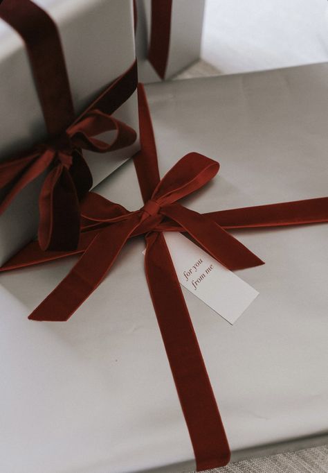 Black White And Red Christmas Wrapping, Traditional Gift Wrapping, Christmas Wrapping Ideas Elegant, Brown And Red Christmas Decor, Christmas Wrapping Aesthetic, Chic Christmas Wrapping, Classic Christmas Aesthetic, Wrapped Christmas Gifts, Christmas Boxes Decoration