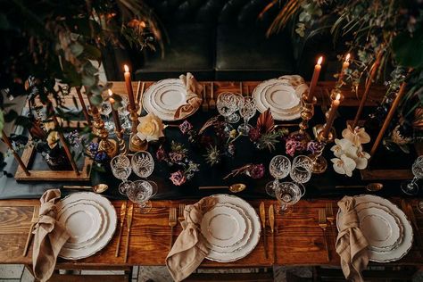 Dark Wedding Flowers, Winter Wedding Table Decorations, Wedding Flowers Inspiration, Candlelight Wedding, Vintage Wedding Stationery, Winter Wedding Table, Candle Lit Wedding, Leather Table, Romantic Candlelight