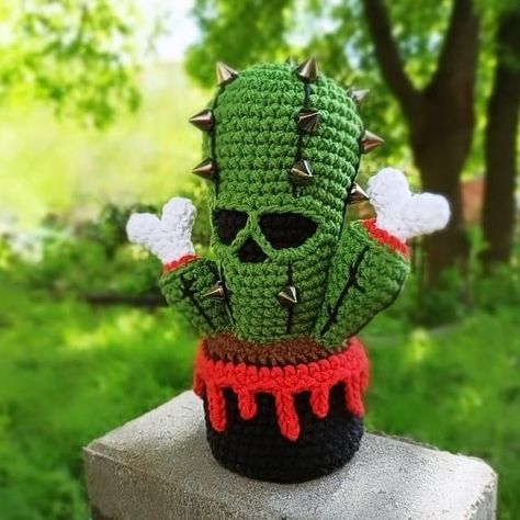 Goth Amigurumi, Crochet Spooky, Crochet Skull Patterns, Crochet Succulent, Crochet Dragon Pattern, Crochet Skull, Crochet Blanket Designs, Crochet Halloween, Halloween Crochet Patterns