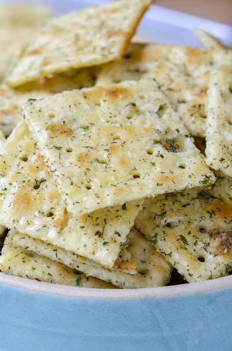 These deliciously addictive saltines are an easy snack to whip up! Dill Pickle Saltines Recipe, Dill Pickle Saltines, Making Crackers, Pickle Poppers, Popper Bites, Holiday Dip, Seasoned Crackers, Cracker Recipe, Snack Crackers