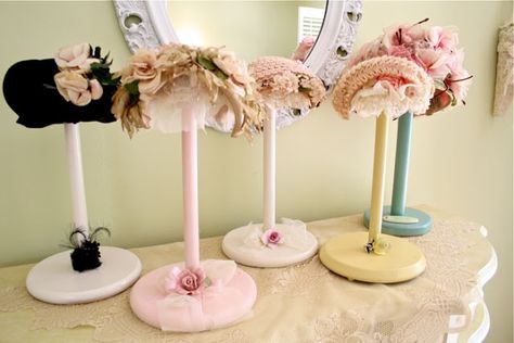 Paper Towel Holder Hat Stands (add 1/2 styro ball, covered in fabric + lace or whatever do-dads) Diy Hat Stand, Making Hats, Booth Displays, Craft Booth Displays, Craft Market, Diy Display, Craft Stalls, Hat Stand, Diy Jewelry Display