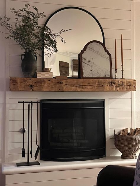 Modern Fireplace Mantle Decor, Rustic Modern Fireplace, Modern Fireplace Mantle, Mantle Decor With Mirror, Above Fireplace Decor, Mirror Over Fireplace, Modern Mantle, Metallic Ornaments, Good Mirror