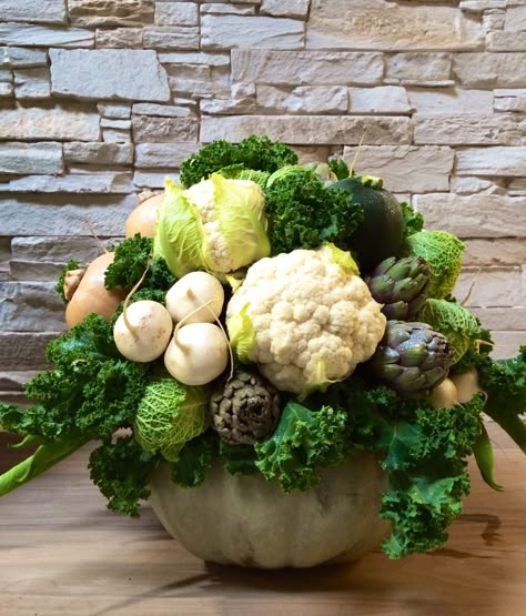 Vegetable And Flower Arrangements, Decorating With Vegetables, Edible Flower Arrangements, Vegetables Bouquet, Sustainable Flower Arrangement, Vegetable Arrangements, Veggie Arrangements, Vegetable Displays For Parties, Vegetable Arrangements Floral Design