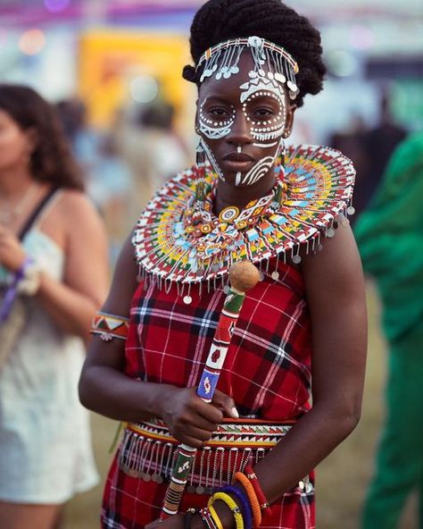 SAKINA MAHAMA DABRE🇬🇭🇧🇫 on Instagram: "The Maasai are one of the most culturally distinctive tribes in Africa, easily recognisable for their brilliant red blankets and colourful bead jewellery. These semi-nomadic people are warrior pastoralists, famous for herding - and sometimes rustling - cattle, and for their fighting skills. 📸 @agyeman_duah_ 🔥 The main colours used in Maasai beadwork are Red - stands for bravery and unity Yellow /Orange - symbolises hospitality White-represents peace, Maasai Jewelry, Maasai Culture, Masai Jewelry, African Aesthetic, Africa Tribes, Maasai People, Mother Africa, Fashion Show Themes, African Arts