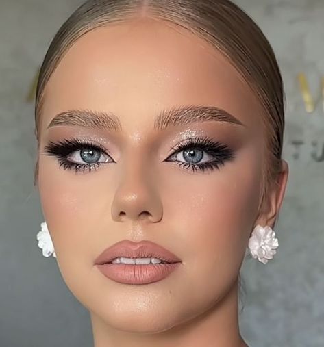 Shimmer Eye Makeup For Bride, Silver Makeup Looks Full Face, Natural Sliver Makeup, Makeup That Goes With Silver Dress, White Prom Dress Makeup Ideas, Deb Ball Makeup, Prom Make Up With Blue Dress, Silver Make Up For Prom, Prom Makeup For Blue Eyes White Dress