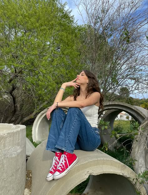 Color Converse Outfit, How To Style Red Converse, Outfits With Red Converse, Julie Outfits, Platform Converse Outfits, Red Converse Outfit, Red Shoes Outfit, Cafe Owner, Vans Aesthetic