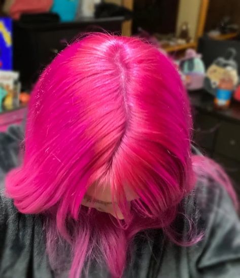 Short Pink Hair With Bangs, Hot Pink Bob, Pink Hair Makeup, Pink Short Hair, Pink Bob, Pink Purple Ombre, Magenta Hair, Red Dye, Hot Pink Hair