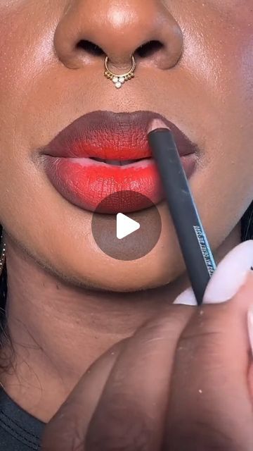 Doll Lips Makeup, Good Lip Combos, Apply Lipstick Perfectly, Lipstick Combos, Lips Combo, Scrub Diy, Lip Combos, Beauty Hacks Lips, Lipstick Hacks