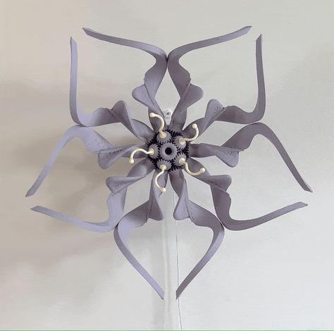 Steampunk Flowers, Kinetic Art Sculpture, Sculpture Images, Animal Movement, Paper Art Sculpture, Flower Sculptures, Kinetic Art, Kinetic Sculpture, Mechanical Design