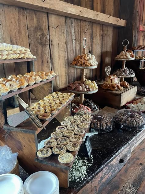 Western Dessert Table Ideas, Pittsburgh Cookie Table Wedding Display, Mini Cake Wedding, Wedding Pie Table, Mini Pie Bar, Cookie Presentation, Cookie Table Ideas, Country Style Party, Dessert Display Ideas