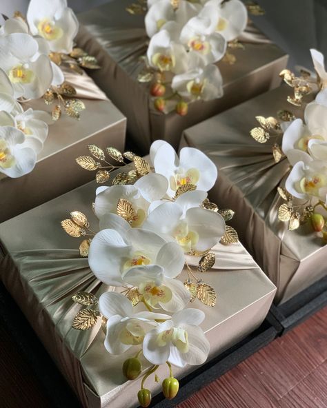 Phalaenopsis orchid + gold metal leaves Hidden Hantaran Ideas, Elegant Gift Wrapping Ideas, Packing Ideas Gift, Dulang Hantaran Ideas, Hidden Hantaran, Gift Packing Ideas, Pretty Gift Wrapping Ideas, Wedding Gift Hampers, Hantaran Pernikahan