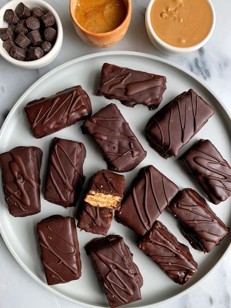 Healthy Candy Recipes, Gluten Free Twix, Homemade Candy Recipes, Lighter Desserts, Cracker Sandwiches, Plate Recipes, Kit Kat Bars, Healthy Candy, Crunch Bar