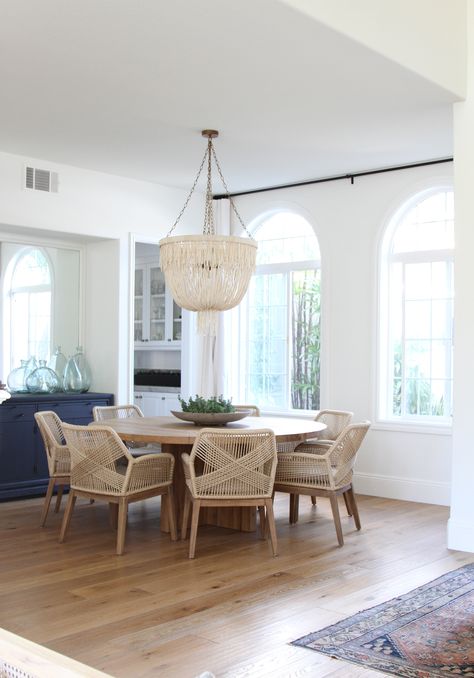 We're Convinced this Dream Kitchen Would Channel our Inner Ina Garten - http://www.stylemepretty.com/living/2016/11/18/tour-a-bright-white-kitchen-with-modern-details/ Modern Farmhouse Dining Room Decor, White Kitchen Makeover, Minimalism Living, Farmhouse Dining Rooms Decor, Modern Farmhouse Dining Room, Interior Design Minimalist, Modern Farmhouse Dining, Surf Shack, Dining Room Inspiration