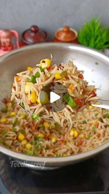 Foodies Roof on Instagram: "Capcicum corn fried rice ❣️❣️ This is a super easy fried rice for weekends and lunchboxes. It is kids friendly, bachelors and beginners can try and can be made in 10 minutes. 1. Oil (எண்ணெய்)- 2 tsp 2. Garlic (பூண்டு)- 2-3  3. Chilli flakes(சில்லி ஃப்ளெக்ஸ்)- 1.5 tsp 4. Spring onions (வெங்காயதாள்)- 1/3 cup 5. Carrots  6. Beans 7. Capcicum - 1/4 cup 8. Boiled - 1/4 cup 9. Boiled basmati rice - 1 cup 10. Soya sauce - 1 tsp 11. Pepper - 1 tsp 12. Salt - 3/4 tsp 13. Vinegar - 1/2 tsp (optional) Serve with your favourite side dish. Enjoy!! Happy Eating 💕 . Follow @foodiesroof for more such contents . . #foodiesroof #friedrice #cornfriedrice #capsicumfriedrice #lunchbox #lunchboxrecipes #foodie #foodblogger #coimbatorefoodblogger #coimbatorefoodie #chennaifoodie #che Basmati Fried Rice Recipes, Basmati Fried Rice, Corn Fried Rice, Corn Fried, Veg Fried Rice Recipe, Easy Fried Rice, Happy Eating, Mumbai Food, Soya Sauce