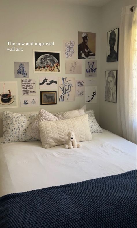 Poster Wall Bedroom Minimalist, Minimalist Bedroom Dorm, College Bed Ideas, How To Set Up A Bedroom, Clean Cute Bedroom, Bedroom Ledge Decor, Above Bed Decor Aesthetic, Bare Wall Ideas Bedroom, Wall Decor Inspo Bedroom