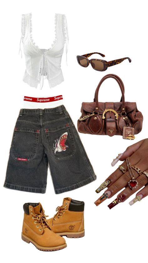 Streetstyle jorts timbs festival outfit inspo Festival Outfit Uk, Rolling Loud Outfits, 2000s Street Style, Festival Outfit Inspo, Uk Festival, Coachella Outfit, Tomboy Style Outfits, Tomboy Fashion, Dope Outfits