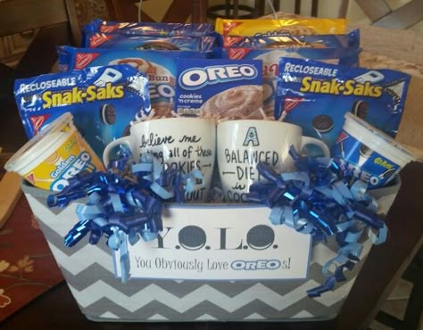 Oreo Lovers Gift Basket Oreo Gift Basket Ideas, Oreo Gift Ideas Diy, Oreo Gift Basket, Oreo Gift Ideas, Tricky Tray Basket Ideas, Alcohol Baskets, Tricky Tray Baskets, Cheap Gift Baskets, Basket Raffle