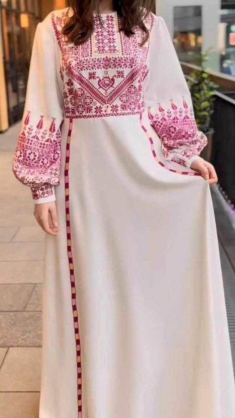 Tatreez Dress, Edgy Feminine Outfits, Flatlay Clothes, Balochi Dress, Classy Outfits For Women, Classy Wedding Dress, Desi Fashion Casual, Modest Dresses Casual, Woman Suit Fashion