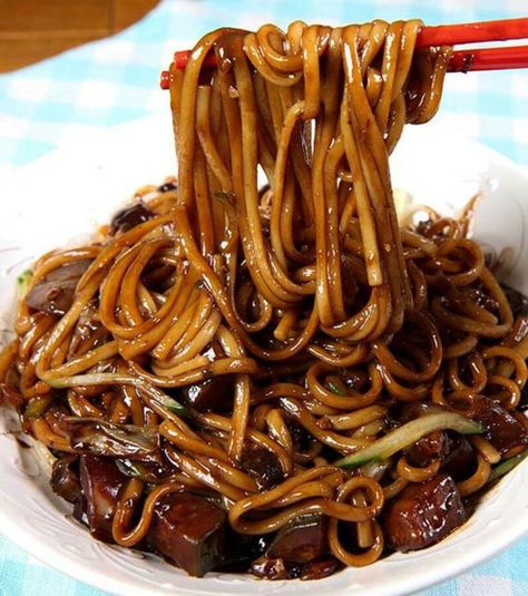 Les 10 plats coréens à tester Korean Ramen, Ramen Noodle, Vietnamese Recipes, Food Pin, Ramen Noodles, Korean Food, Japchae, Buzzfeed, Food Videos