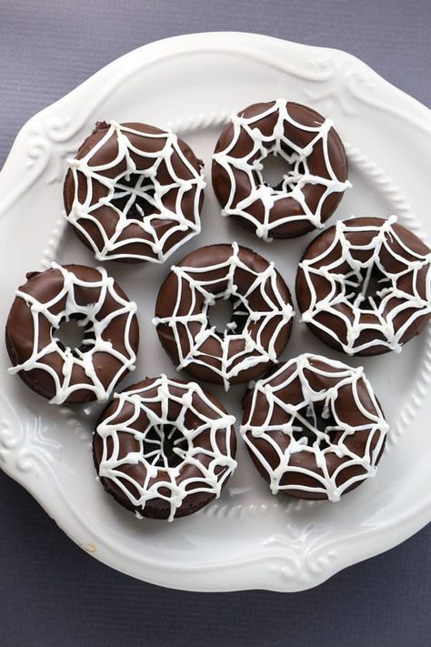 Spider Donuts, Diy Halloween Food, Halloween Food Decorations, Raspberry Chocolate Chip, Postres Halloween, Halloween Donuts, Halloween Breakfast, Fun Halloween Food, Halloween Baking