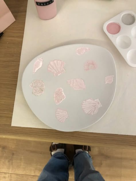 Painting Poterry Ideas, Seashell Pottery Painting, Coastal Pottery Painting Ideas, Cute Things To Paint On Pottery, Beach Pottery Painting, Beachy Pottery Painting Ideas, Pottery Painting Beach, Pottery Painting Sea, Creative Space Keramik Ideas