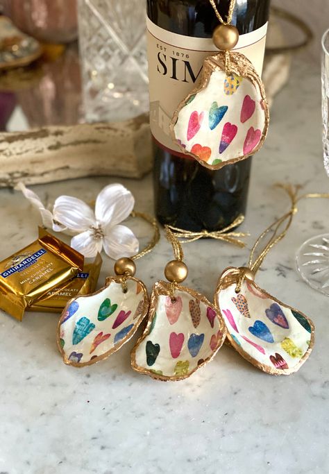 Oyster Shell Wine Charms, Modge Podge Oyster Shells, Oyster Wine Charms, Painted Oyster Shells, Oyster Shells Diy, Decoupage Shells, Oyster Shell Jewelry, Oyster Shells Decor, Oyster Shell Art