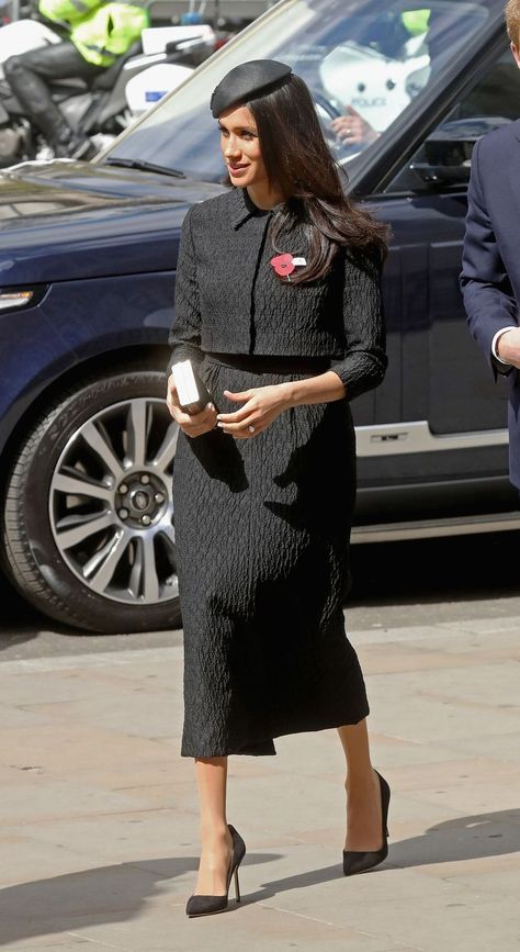 image Estilo Meghan Markle, Meghan Markle Outfits, Mother Photos, Meghan Markle Style, Celebrity Street Style, Prince Harry And Meghan, Red Carpet Dresses, Red Carpet Fashion, Royal Fashion