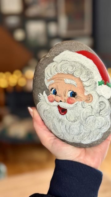 Santa Claus Painted Rocks, Painted Garden Rocks, Christmas Rocks, Christmas Rock, Water Gardens, Santa Claus Is Coming To Town, Painted Rocks Diy, Painting Designs, Rock Painting Designs