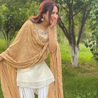 Mahira Sharma (@officialmahirasharma) • Instagram photos and videos White Salwar Suit, Mahira Sharma, Simple Indian Suits, Patiala Suit Designs, Indian Salwar Suit, Suit Salwar, Punjabi Fashion, New Pic, Punjabi Outfits