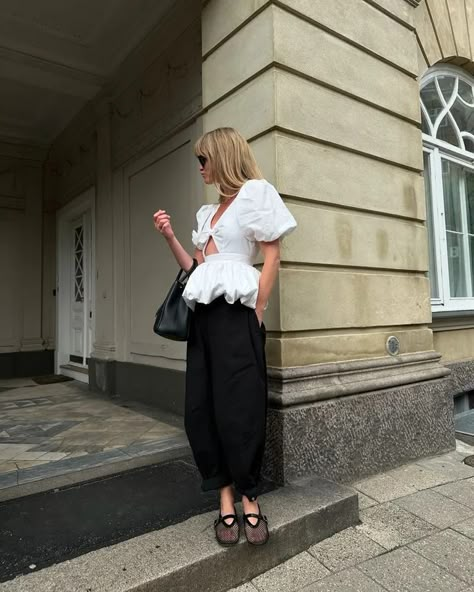 5 Chic Shoe Trends Scandi Girls Are Prioritising This Summer | Who What Wear UK Flats Outfit Summer, New York City Outfits, Parisian Wardrobe, Summer Shoes Trends, Scandi Fashion, European Street Style, Ballet Flats Outfit, Unique Jeans, Shoe Trend