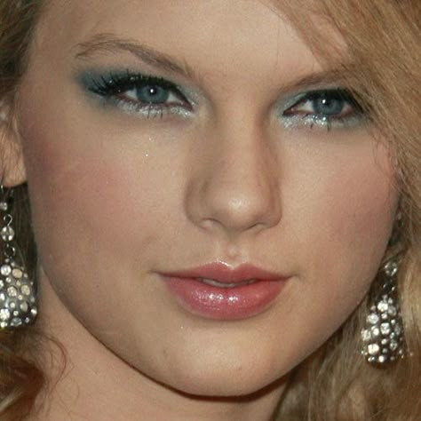 Taylor Swift Makeup: Blue Eyeshadow & Pink Lip Gloss | Steal Her Style Blue Taylor Swift, Makeup Blue Eyeshadow, Concert Taylor Swift, Taylor Swift Makeup, Young Taylor Swift, Eyeshadow Pink, Lipgloss Makeup, Concert Makeup, Swift Taylor