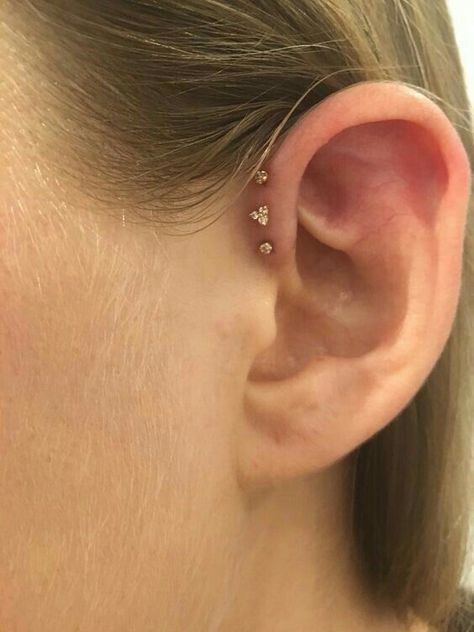 Ušný Piercing, Ear Piercings Ideas, Triple Forward Helix Piercing, Bodysuit Tattoos, Auricle Piercing, Piercing Eyebrow, Ear Piercing Ideas, Ear Peircings, Piercings Ideas