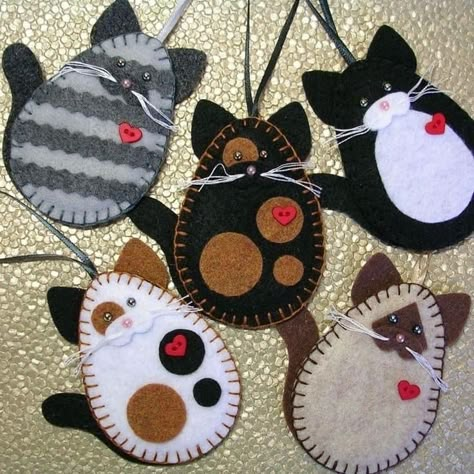 Diy Felt Christmas Ornaments, Felt Ornaments Patterns, Baby Mobil, Wool Felt Projects, Felt Crafts Patterns, Felt Crafts Christmas, Cat Christmas Ornaments, Felt Crafts Diy, Felt Christmas Decorations