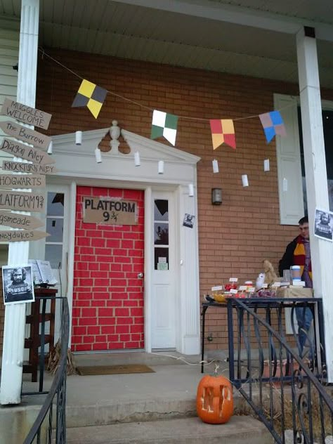 Halloween Decorations Outdoor Harry Potter, Harry Potter Halloween Decor Outdoor, Simple Harry Potter Decorations, Hogwarts Halloween Decor, Harry Potter Halloween Decorations Outside, Harry Potter Porch Halloween, Harry Potter Outdoor Halloween Decorations, Outdoor Harry Potter Halloween, Harry Potter Halloween Porch