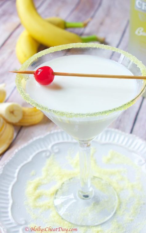 Banana Martini, Homemade Drinks Recipes, Pineapple Vodka, Fruity Cocktail, Shakes Drinks, Raspberry Syrup, Fruity Cocktails, Rum Drinks, Fancy Drinks